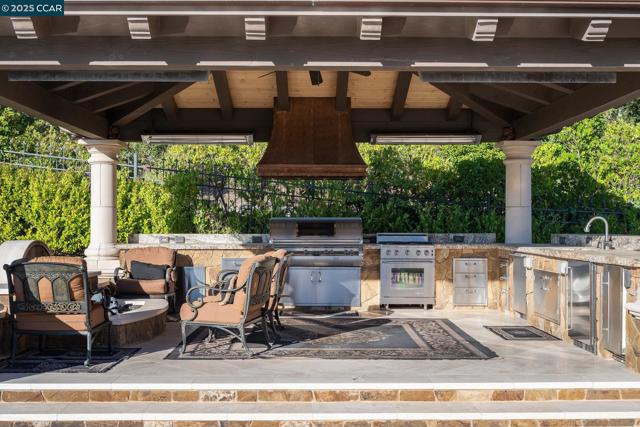 940 Eagle Ridge Dr, Danville CA: https://media.crmls.org/mediaz/28dec389-6b30-4730-b29d-58a71661beb8.jpg