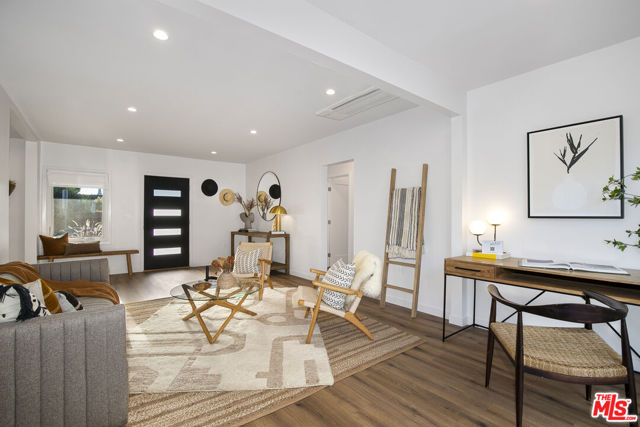 3744 Redwood Avenue, Los Angeles CA: https://media.crmls.org/mediaz/28dee6e2-00bd-41de-9141-2ad932b14ff2.jpg