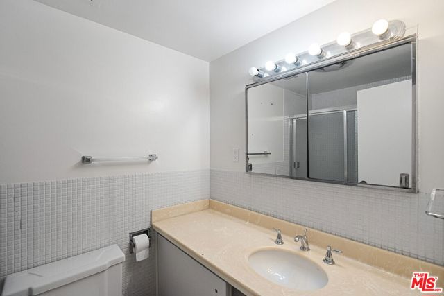 865 Comstock Avenue, Los Angeles CA: https://media.crmls.org/mediaz/28df8b5c-98aa-4b8b-82b2-f99f9ee8279e.jpg