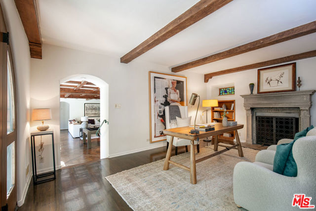 703 Walden Drive, Beverly Hills CA: https://media.crmls.org/mediaz/28e02bc2-30e3-4964-b2f9-d68058cc43a3.jpg