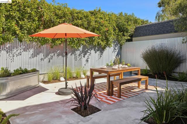 1509 Francis St, Albany CA: https://media.crmls.org/mediaz/28e04ced-0a1d-493c-96f2-6f47168746ad.jpg