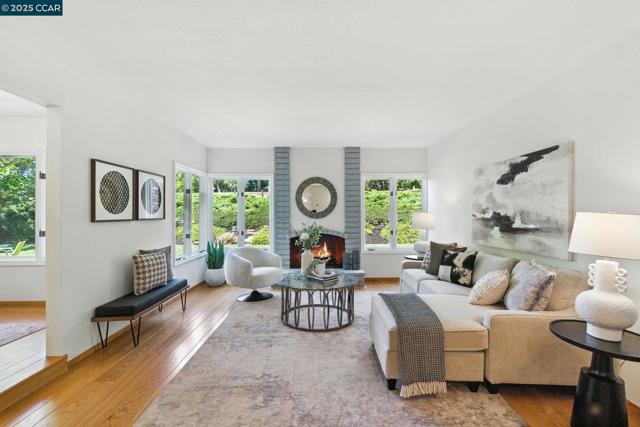 575 Old Orchard Dr, Danville CA: https://media.crmls.org/mediaz/28e1f15c-11b5-4479-81ec-49d2cb384314.jpg