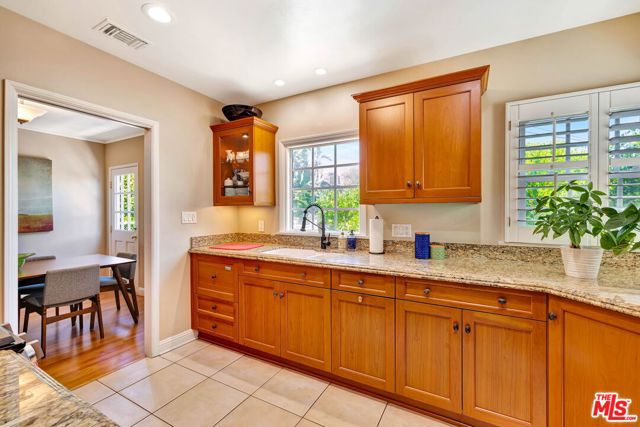 10257 Camarillo Street photo 12