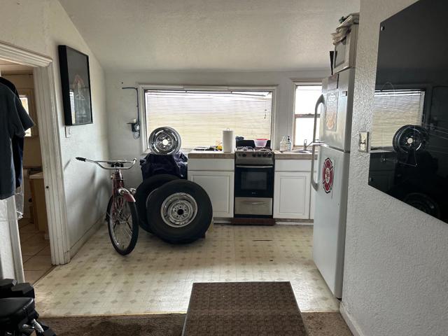 2160 Pacheco Pass Highway, Gilroy CA: https://media.crmls.org/mediaz/28e28752-eb44-4214-af5a-3ccfd17943b4.jpg