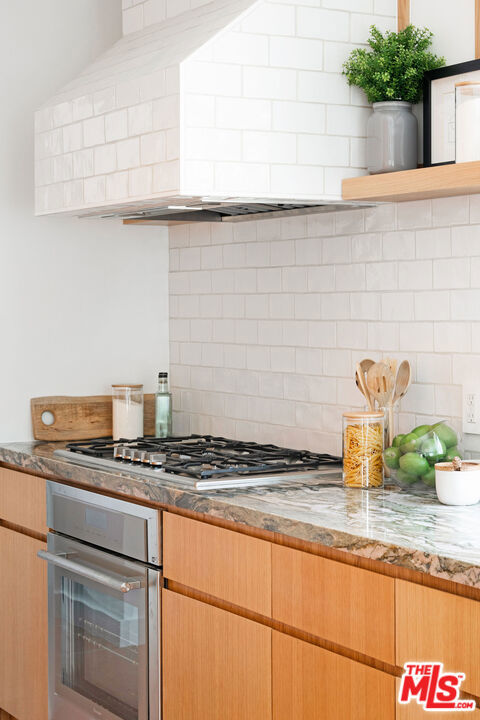 363 N Kings Road, Los Angeles CA: https://media.crmls.org/mediaz/28e3f601-6754-4adb-b840-5fb378eaa109.jpg