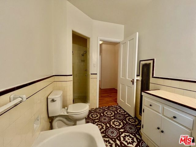 8474 Fountain Avenue, West Hollywood CA: https://media.crmls.org/mediaz/28e52225-0f7e-49c6-9441-642f27e01c60.jpg