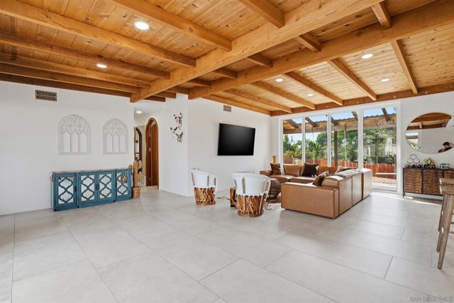 1047 Highland Dr, Del Mar CA: https://media.crmls.org/mediaz/28e5c5d8-267f-44c7-836b-ab939425e6a4.jpg