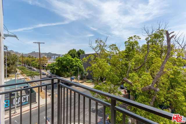 857 N Hayworth Avenue, Los Angeles CA: https://media.crmls.org/mediaz/28e5f455-8492-44c9-bb96-517fa6e40c44.jpg