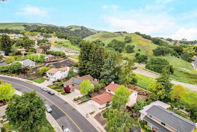 11868 Bloomington Way, Dublin CA: https://media.crmls.org/mediaz/28e6bcf1-840c-429c-a3a5-ed25b13ab2b0.jpg