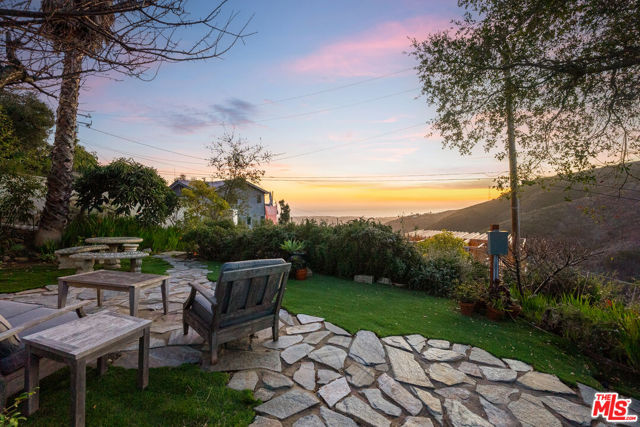 4350 Hillview Drive, Malibu CA: https://media.crmls.org/mediaz/28e6cf81-a134-46dc-bd9d-740806728d63.jpg