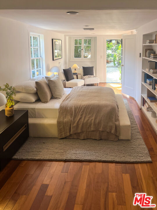 3105 Ledgewood Drive, Los Angeles CA: https://media.crmls.org/mediaz/28e7225f-743a-4336-a65a-2370b7ebfd67.jpg