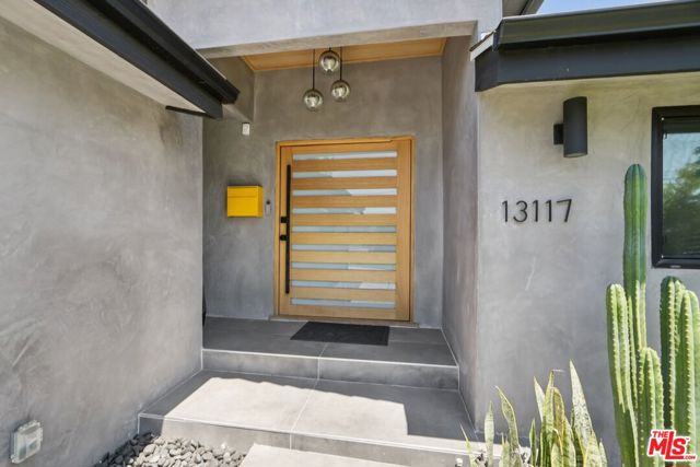 13117 Magnolia Boulevard, Sherman Oaks CA: https://media.crmls.org/mediaz/28e83b53-51b2-40a0-8abd-3eb15764a26d.jpg