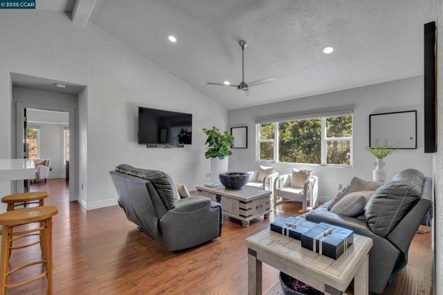 127 Caminar Way, Walnut Creek CA: https://media.crmls.org/mediaz/28e851dc-f7f3-4e4d-955a-cdb53e2eea47.jpg