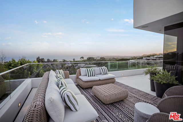 27454 Winding Way, Malibu CA: https://media.crmls.org/mediaz/28e863a7-b792-4b7f-8dd6-08a33ec26c5c.jpg