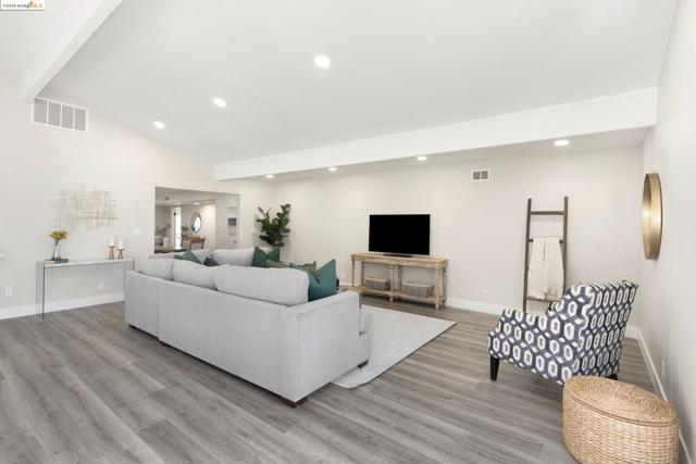 Image 8 of 26 For 2444 39th Ave