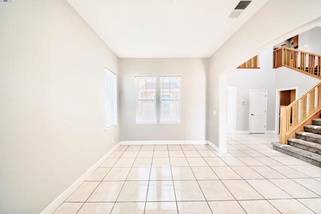 1069 Dry Creek Ct, Lathrop CA: https://media.crmls.org/mediaz/28e8f4ea-9a9a-4568-9a2d-b0cbede92dc6.jpg