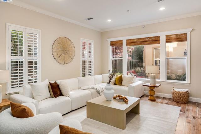 10828 Inspiration Cir, Dublin CA: https://media.crmls.org/mediaz/28e93c97-c810-4d71-bd40-998fd2ca9a8a.jpg