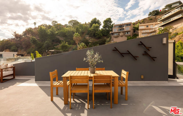 2158 Sunset Plaza Drive, Los Angeles CA: https://media.crmls.org/mediaz/28e974d0-42a6-476e-af63-c2100d24d741.jpg