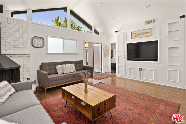 1089 Palms Boulevard, Venice CA: https://media.crmls.org/mediaz/28e98df0-56ac-4944-95b2-c29ee927fbba.jpg