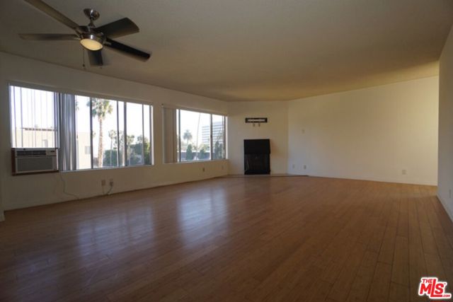 1033 6TH Street, Santa Monica CA: https://media.crmls.org/mediaz/28e9e34b-440b-403f-9933-97e7191acc99.jpg