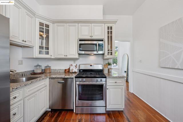3116 Harrison St, Oakland CA: https://media.crmls.org/mediaz/28e9ffd7-7aa2-4fb7-94cd-559e2563fff8.jpg