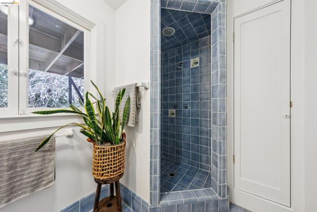 Image 32 of 39 For 534 Mira Vista Ave