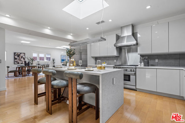 321 S Linden Drive, Beverly Hills CA: https://media.crmls.org/mediaz/28ea4bc8-c471-4363-aeaa-09b229685fec.jpg