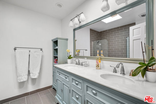 6052 Merritt Drive, Malibu CA: https://media.crmls.org/mediaz/28ea8585-d981-4b33-8c46-9695d28436c3.jpg