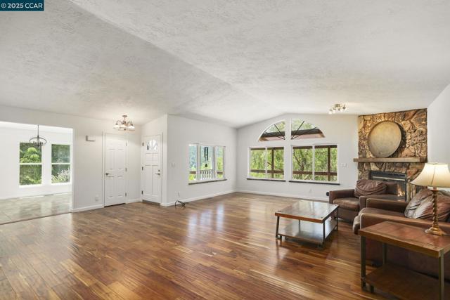 2251 Rancho Del Lago Rd, Martinez CA: https://media.crmls.org/mediaz/28eaaab7-8d70-47c8-8aad-62125abca195.jpg