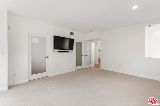 900 N West Knoll Drive, West Hollywood CA: https://media.crmls.org/mediaz/28eab16a-3b4b-4698-8fc0-bdfaee1872a4.jpg