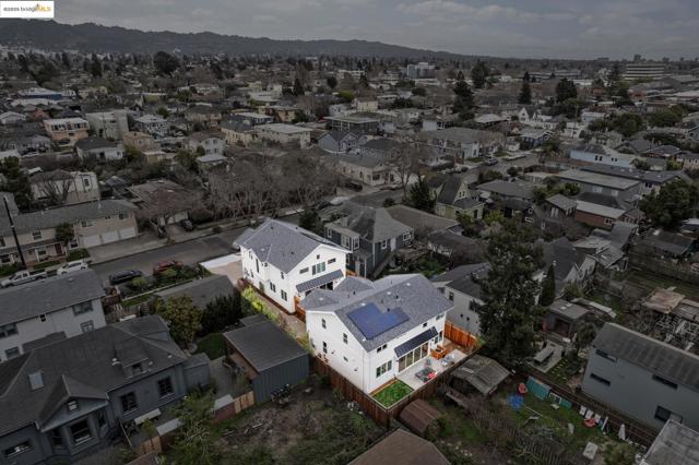 2312 Eighth St, Berkeley CA: https://media.crmls.org/mediaz/28eb0544-c95f-492a-b91f-35c3d0a88e0a.jpg
