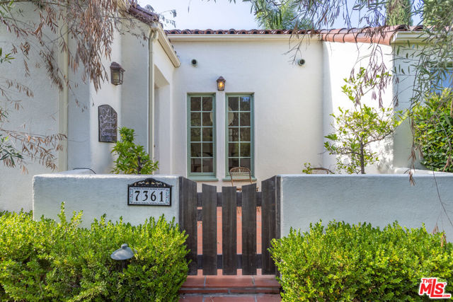 7361 Oakwood Avenue, Los Angeles CA: https://media.crmls.org/mediaz/28eb078a-d6ba-413c-8fe3-7e94094123c2.jpg