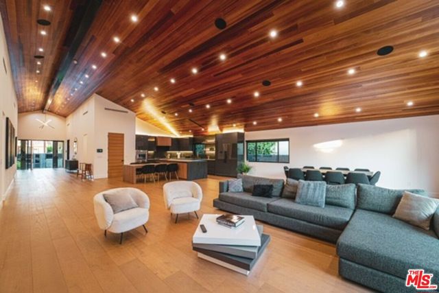 12354 Tiara Street, Valley Village CA: https://media.crmls.org/mediaz/28eb1d8d-291a-4d94-abb7-c55994ec1266.jpg