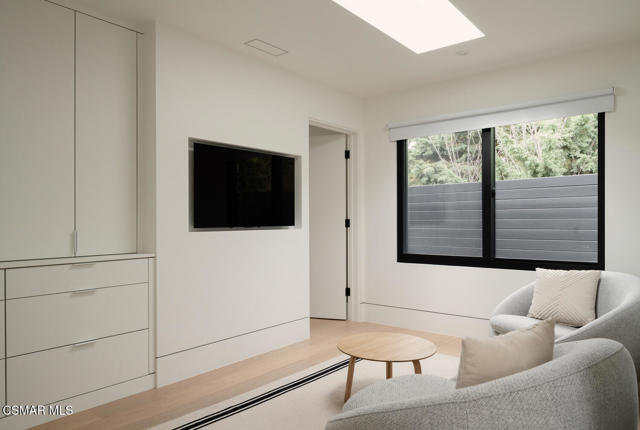 821 Emerson Street, Thousand Oaks CA: https://media.crmls.org/mediaz/28eb6385-3004-46cd-bf70-a67cc36a519c.jpg
