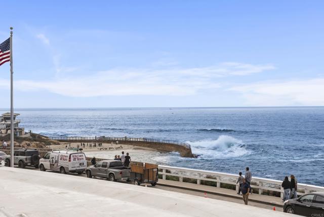 939 Coast Boulevard, La Jolla CA: https://media.crmls.org/mediaz/28ec9cf5-6bd3-41ae-be70-0c72fc43cb40.jpg