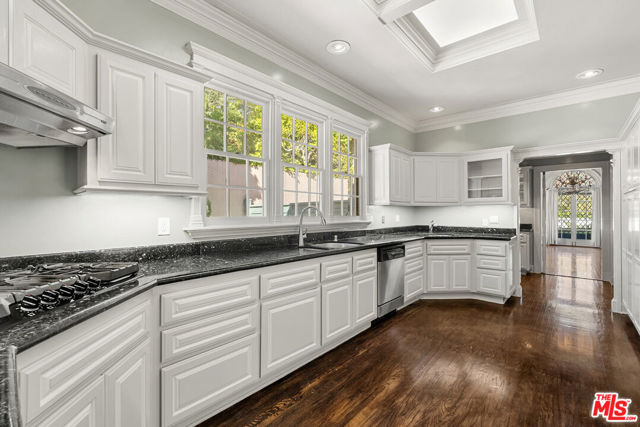 803 N Rexford Drive, Beverly Hills CA: https://media.crmls.org/mediaz/28ed8cd5-03a2-4b7d-924b-ee93b21da974.jpg