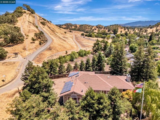 631 La Vista Rd, Walnut Creek CA: https://media.crmls.org/mediaz/28edbfbb-bc3a-41e7-a851-b131a2648c4a.jpg