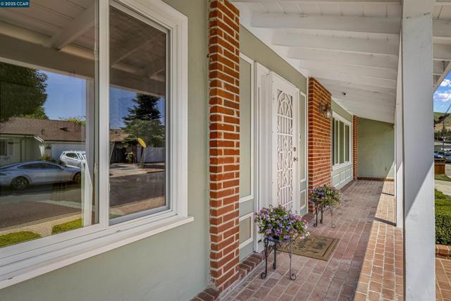 30450 Oakmont Way, Hayward CA: https://media.crmls.org/mediaz/28ef485f-faa8-4c1a-946d-c472e9217809.jpg