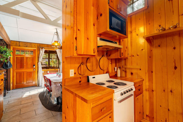 54820 Fern Drive, Idyllwild CA: https://media.crmls.org/mediaz/28efd3dd-4331-4f25-8dd5-dc0d4e9fc75d.jpg