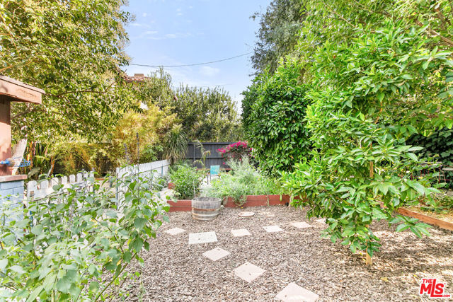 4171 Kraft Avenue, Studio City CA: https://media.crmls.org/mediaz/28f02054-b21e-4a91-b0c4-cb32b5aa9562.jpg