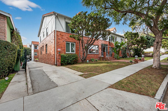 1429 Havenhurst Drive, West Hollywood CA: https://media.crmls.org/mediaz/28f0582b-fd29-48e3-b3aa-e0e7130e526c.jpg