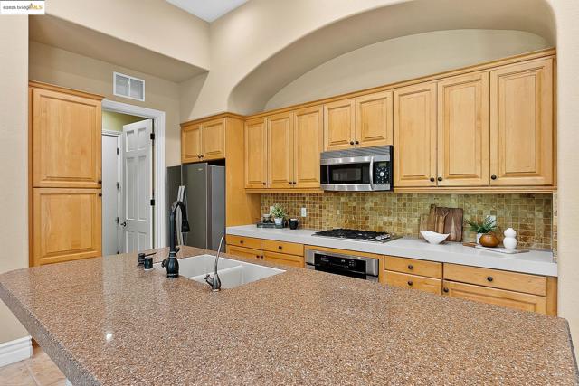 1101 Lafite Ct, Brentwood CA: https://media.crmls.org/mediaz/28f06669-71cf-4958-a548-5cd8d6dd3d08.jpg