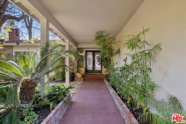 2973 Hutton Drive, Beverly Hills CA: https://media.crmls.org/mediaz/28f07ee9-bf6f-4d0d-8f03-e6d585590bd4.jpg