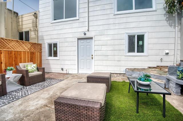 282 Bright St, San Francisco CA: https://media.crmls.org/mediaz/28f3bf96-6b64-40ab-82a7-d4fb07e7fa6f.jpg