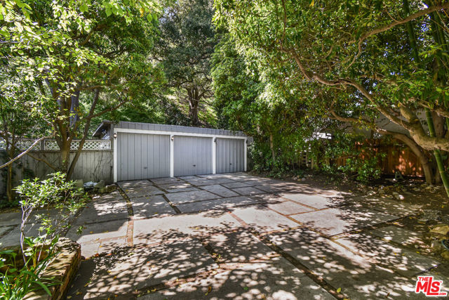 2037 Benedict Canyon Drive photo 5