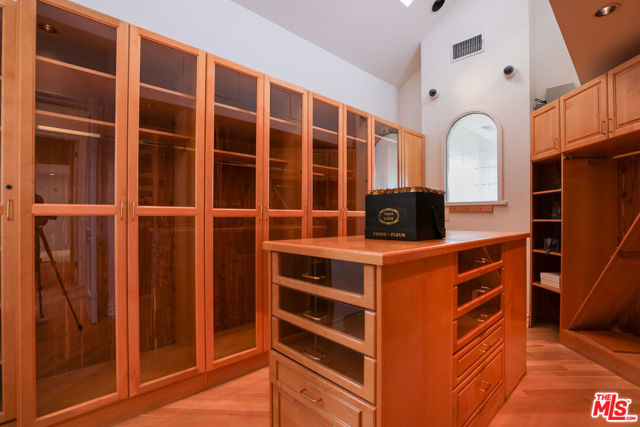 628 N Elm Drive, Beverly Hills CA: https://media.crmls.org/mediaz/28f4a3f6-689a-4e6d-9117-a948e73f123e.jpg
