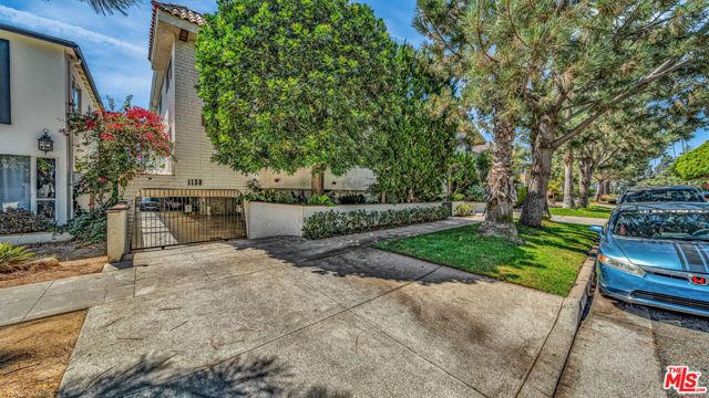 1130 9th Street, Santa Monica CA: https://media.crmls.org/mediaz/28f4b3f8-0a73-4ea1-aa17-97ade842ecd2.jpg