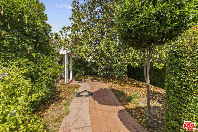 10941 Peach Grove Street, Toluca Lake CA: https://media.crmls.org/mediaz/28f51548-c16c-4818-b133-ec54d04b3793.jpg