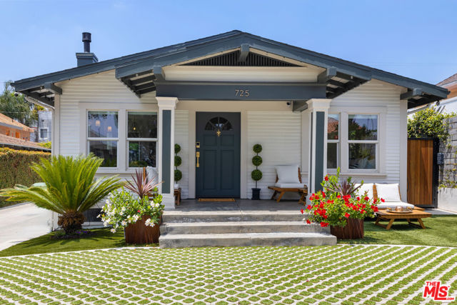 725 N Harvard Boulevard, Los Angeles CA: https://media.crmls.org/mediaz/28f56d8c-10ab-47f3-b16f-611ca2ad92a6.jpg