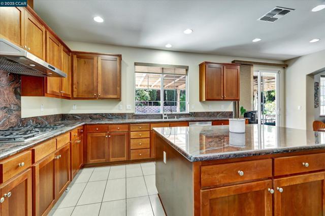 4007 Oak Knoll St, Antioch CA: https://media.crmls.org/mediaz/28f599d3-ac24-45b3-b96a-1080bbd51767.jpg